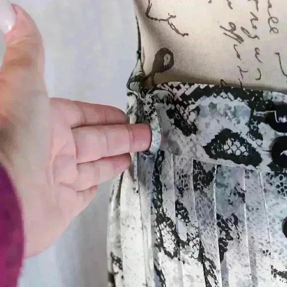 Laundry by Shelli Segal Size M midi white/snake print pleated skirt - Picture 6 of 12